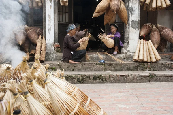 Mestres fazendo produtos de artesanato de bambu — Fotografia de Stock