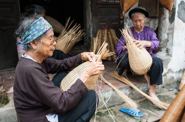 Mestres fazendo produtos de artesanato de bambu — Fotografia de Stock