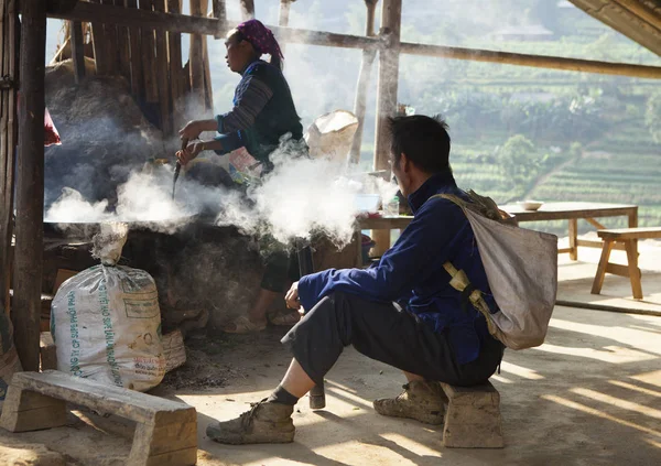 Lao Cai Vietnam Október 2015 Kisebbség Ázsiai Ember Dohányzás Mellett — Stock Fotó