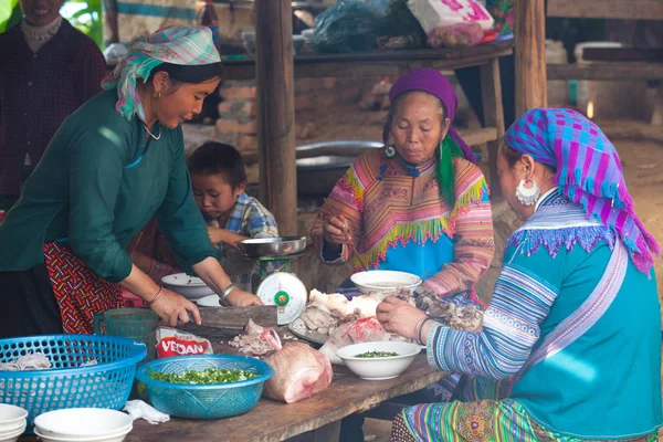 バックハー毎週伝統的なフリー マーケットで食品コースで伝統的な麺と豚肉を提供ラオス Cai ベトナム 2015 ベトナムもん族の女性 — ストック写真