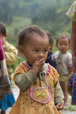 Hmong çocuk şeker yemek