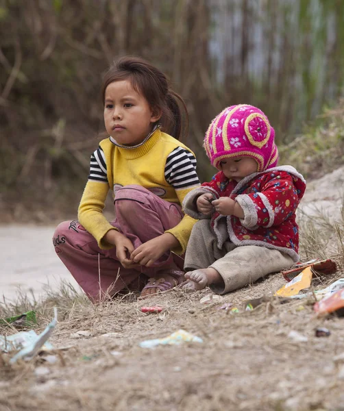 Φτωχά παιδιά Hmong στο βρώμικο έδαφος — Φωτογραφία Αρχείου
