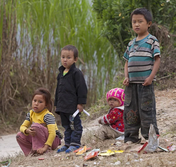 Φτωχά παιδιά Hmong στο βρώμικο έδαφος — Φωτογραφία Αρχείου