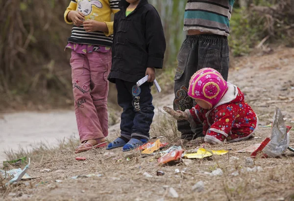 Arme hmong Kinder auf schmutzigem Boden — Stockfoto