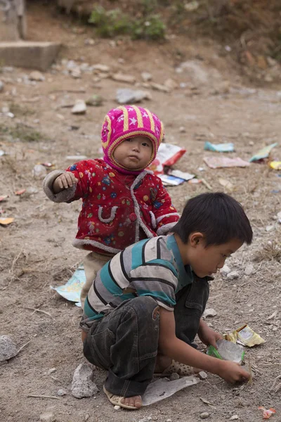 Φτωχά παιδιά Hmong στο βρώμικο έδαφος — Φωτογραφία Αρχείου