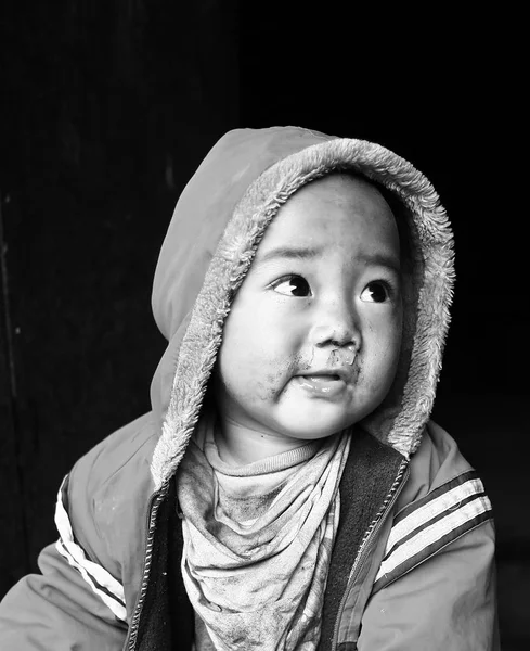 Hmong criança brincando em casa de madeira — Fotografia de Stock