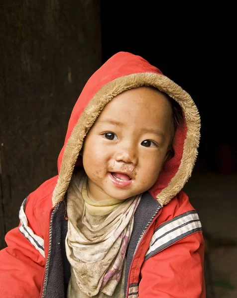 Хмонг дитини грати в дерев'яному будинку — стокове фото
