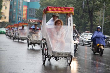 Hanoi, Vietnam - 12 Temmuz 2014: Vietnam - kılıç Gölü satırında cyclo hayatta. Cyclo en sık kullanılan araçlar için Vietnam'ın şehirlere geldiğinde turist biridir.