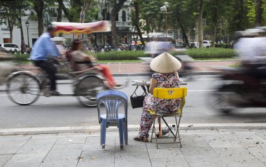 Asyalı kadın, Hanoi, Vietnam için bir caddenin yan yolda Piyango Bilet Satış