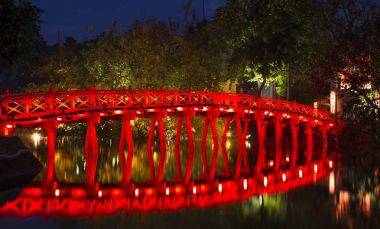 Hoan Kiem Gölü ile kırmızı köprü.