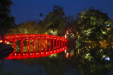 Hoan Kiem Gölü ile kırmızı köprü.
