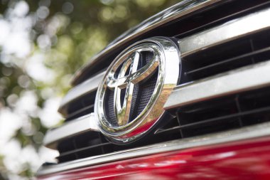 Toyota logosu ile yakın çekim 