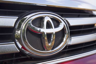 Toyota logosu ile yakın çekim 