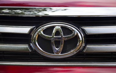 Toyota logosu ile yakın çekim 