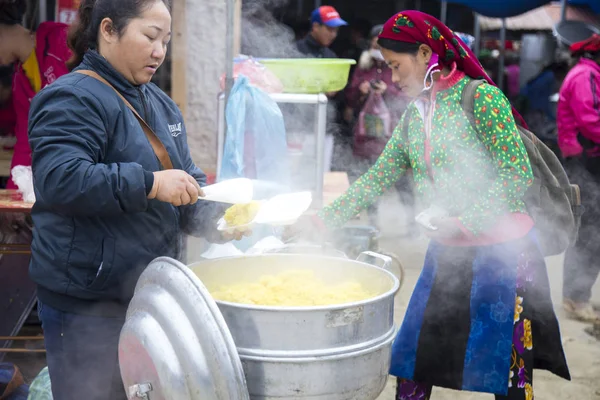 Gündüz Vakti Sokak Yemekleriyle Asya Pazarı Manzarası — Stok fotoğraf