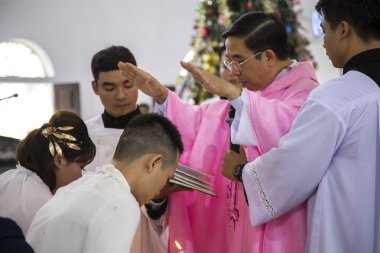Ninh Binh, Vietnam - 28 Aralık 2020 'de Vietnamlı bir kilise cemaati papazı toplu bir düğün töreni düzenledi.. 