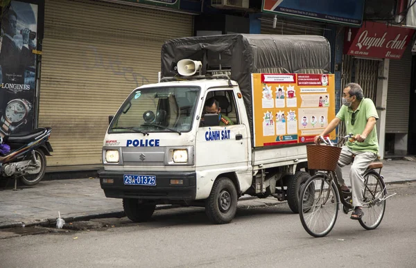 Hanoi Vietnam Mrt 2020 Een Politieauto Die Mensen Observeert Een — Stockfoto