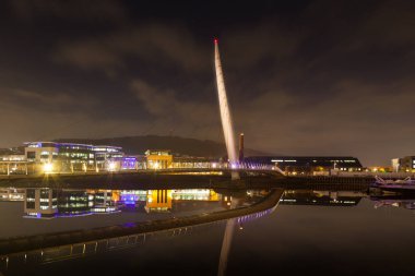 Ay ışığının aydınlattığı Swansea yelken Köprüsü 