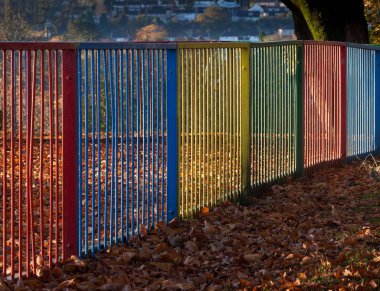 Renkli metal korkuluk