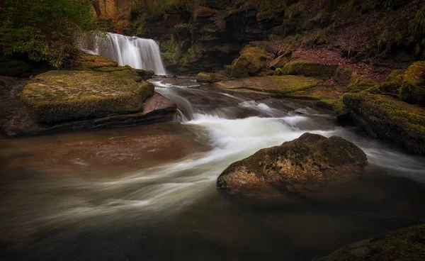 Vattenfallet vid floden övre Clydach i Pontardawe, Swansea — Stockfoto