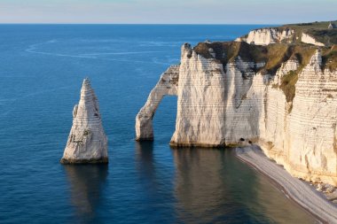 L 'Aiguille ve Porte d' Aval Etretat 'ta