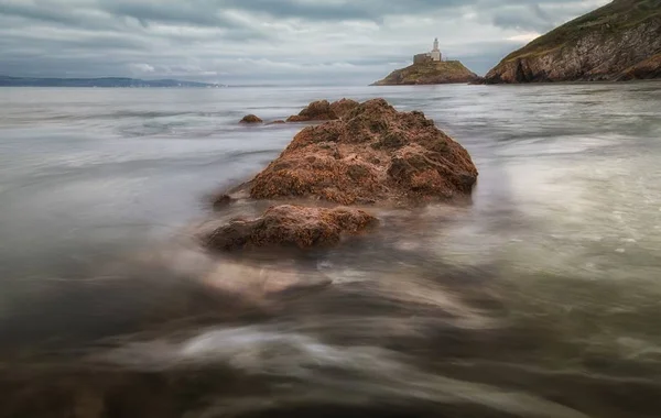 Maré de saída no farol Mumbles — Fotografia de Stock