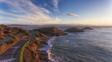 Swansea, Güney Galler, Birleşik Krallık, Mumbles iskeleye lider Adaları gösterilen Gower Yarımadası bilezik Körfezi ve otopark havadan görünümü
