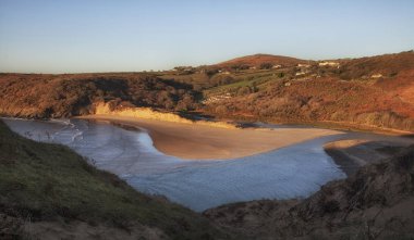 Üç kayalıklarla Bay, iyi bilinen bir kıyı güzellik beni Gower yarımadasındaki Swansea, Güney Galler, İngiltere'de sahilde
