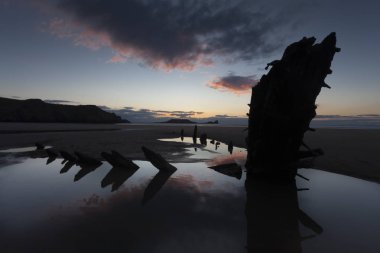 Rhossili Bay ve Worms Head 'de günbatımı gemide kalan Helvetia, bir Norveç Barque, hangi Gower yarımadasında 1887 yılında bir fırtına sırasında harap oldu, Güney Galler, Ingiltere