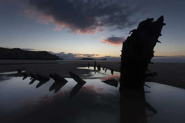 Ηλιοβασίλεμα Στο Rhossili Bay Και Σκουλήκια Κεφάλι Που Δείχνουν Υπολείμματα — Φωτογραφία Αρχείου