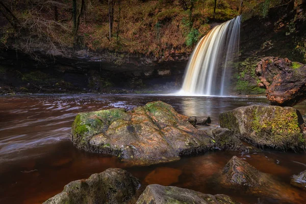 女性の滝や川 Pontneddfechan ニューサウス ウェールズ州の滝国として知られている近くの別れれ Pyrddin Sgwd Gwladus として知られている Sgwd Gwladus — ストック写真