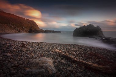 Rotherslade Körfezi' nin güzel kayalık kıyı şeridinde gelen deniz, Güney Gower'da swansea, Güney Galler, İngiltere' deki daha ünlü Langland Körfezi' nin yanında küçük bir koy