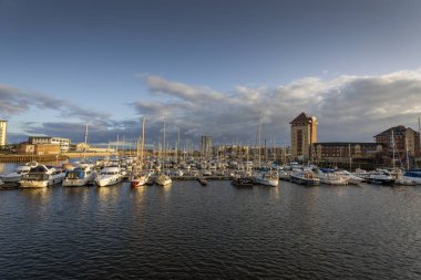 Swansea, Uk - 20 Ekim 2019: Swansea marina yatları, botlar ve Swansea, Uk nehri üzerindeki yeni konutlar