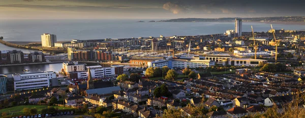 Swansea şehir merkezinin ve körfez bölgesinin rıhtımdan Güney Galler 'deki Mumbles' a manzarası, Uk