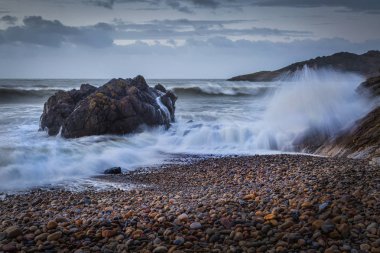 Rotherslade Körfezi 'nde Eşek Kayası döven bir deniz geliyor. Güney Gower' da küçük bir körfez. Swansea, Güney Galler 'deki Langland Körfezi' nin yanında.