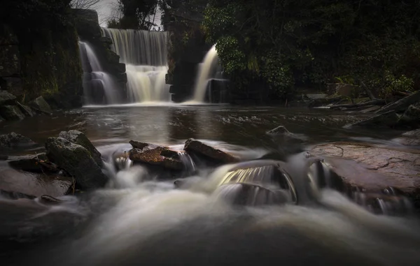 Mlhavý Den Dlouhé Vystavení Vodopádu Penlergare Valley Woods Snadno Přístupné — Stock fotografie