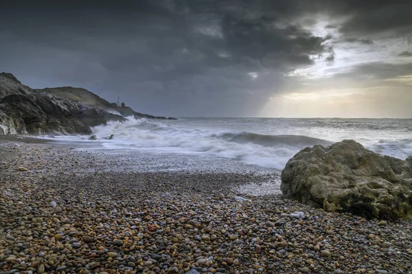Drammatiche Nuvole Storm Ciara Avvicinano Alla Costa Rocciosa Bracelet Bay — Foto Stock