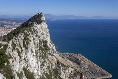 Gözlemevi, antenler ve iletişim direkleri Cebelitarık 'ta