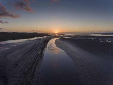 Loughor Estuary, Penclawdd, North Gower, Swansea, İngiltere 'de çamurun içinde bir nehir.