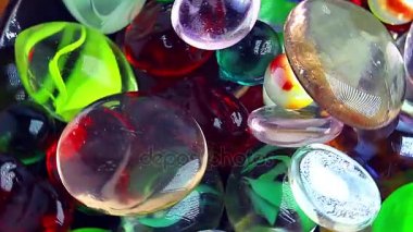 bir plaka üzerinde çok renkli cam