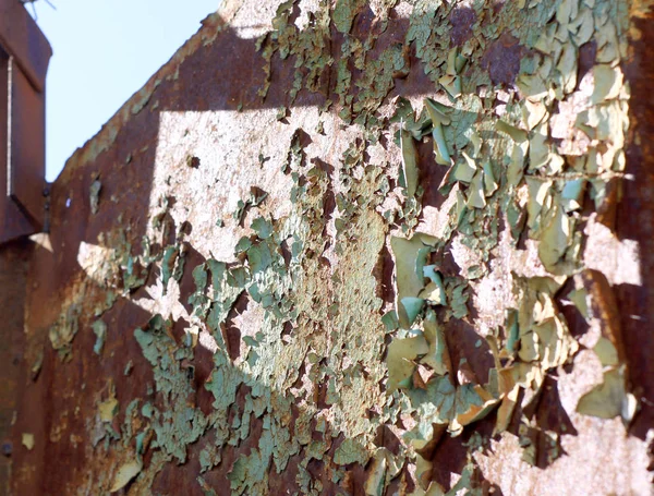 Oude roestige poort in de gevangenis — Stockfoto