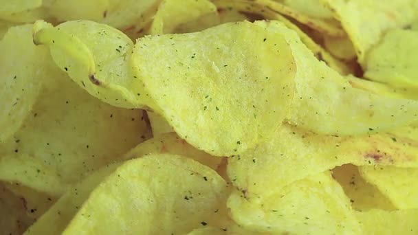 Batatas fritas douradas polvilhadas no prato — Vídeo de Stock