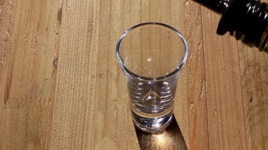 Barmen sarı içki dökülen