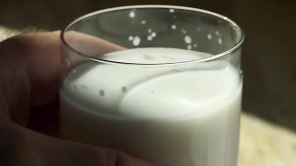 Hombre bebe leche fresca — Vídeo de stock