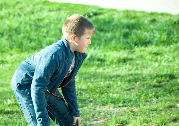 Bir çayır parkta oynayan çocuk