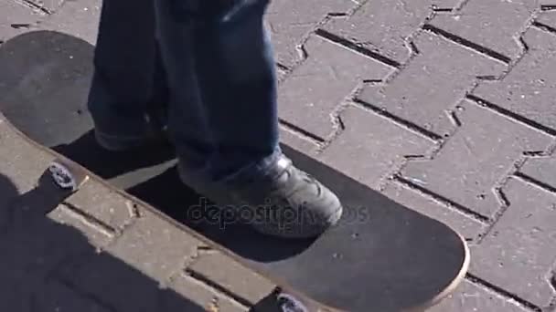 Menino aprende a montar um skate — Vídeo de Stock