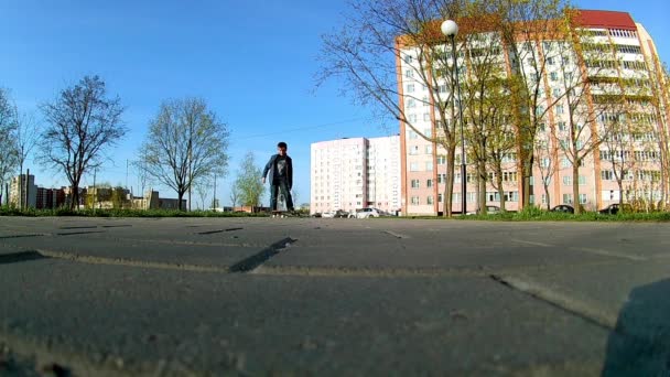 Jongen leert om te rijden op een skateboard — Stockvideo