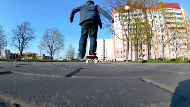 Garçon apprend à monter un skateboard — Video