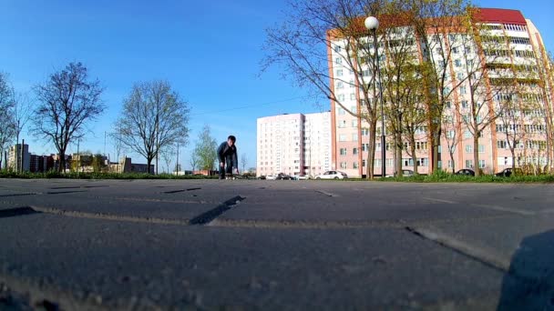 Menino aprende a montar um skate — Vídeo de Stock