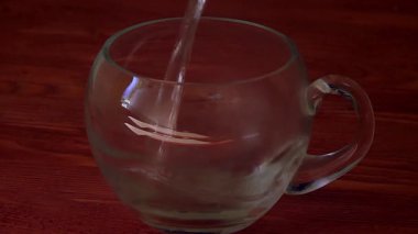 Şeffaf mug içinde kaynamış su dökme
